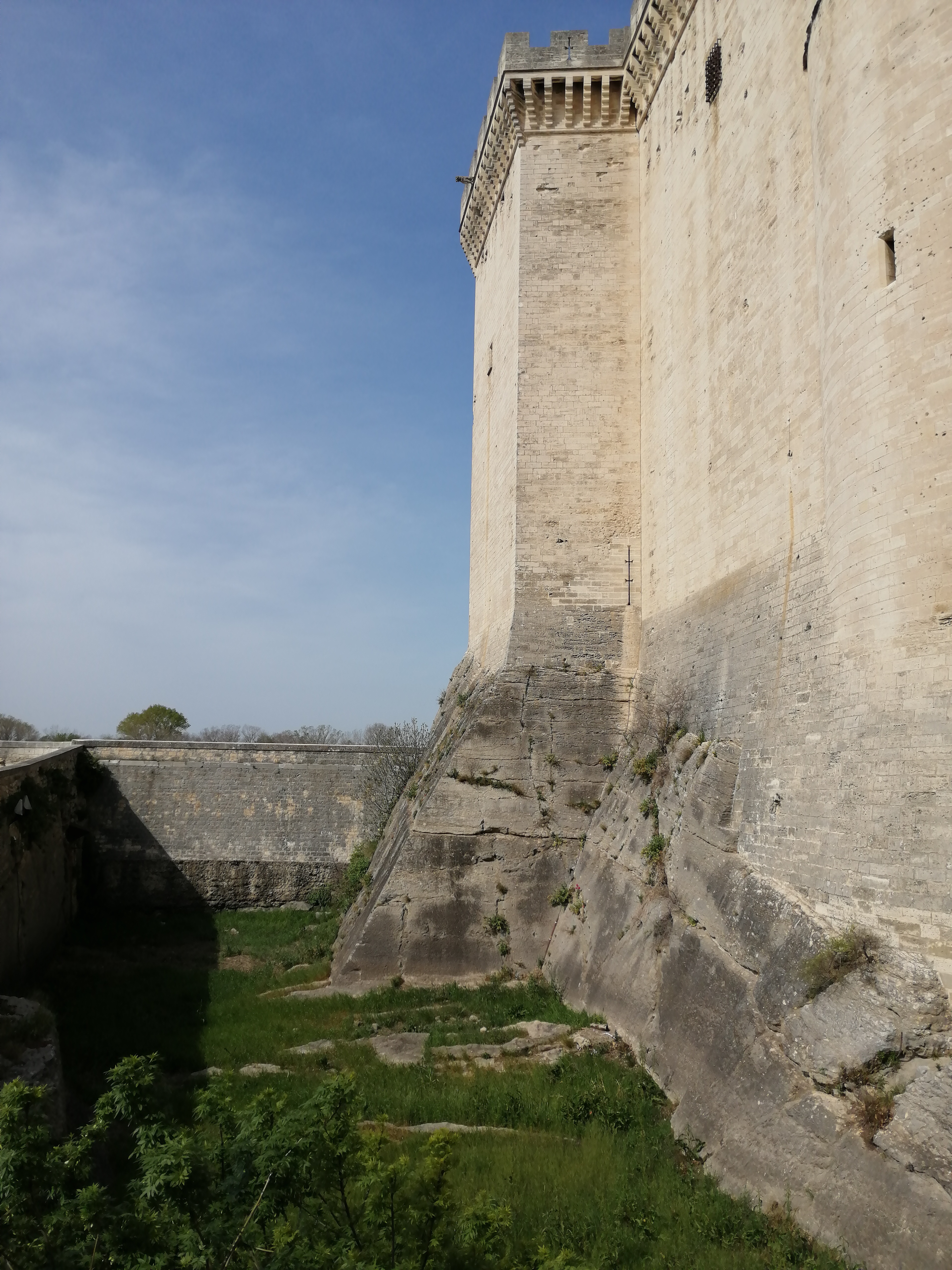 Façade sud du château de Tarascon